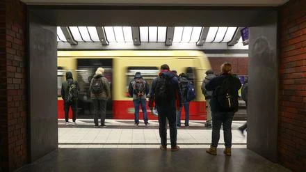 Ticketkontrollen bei der Berliner S-Bahn: Künstliche Intelligenz soll Einsätze gezielter steuern