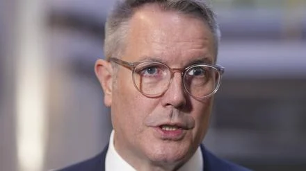 „Das würde ich ihm nicht unterstellen“ : SPD-Politiker Schweitzer hält Merz nicht für einen Rassisten