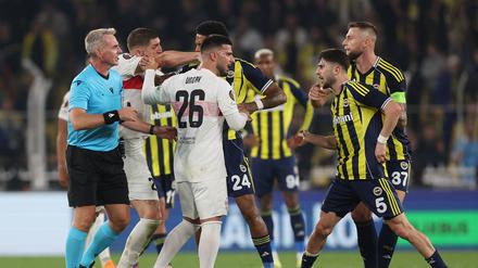 „Landesverräter“, „Terrorist“ und schlimmer: Deniz Undav wird bei Stuttgart-Gastspiel in Istanbul übel beschimpft