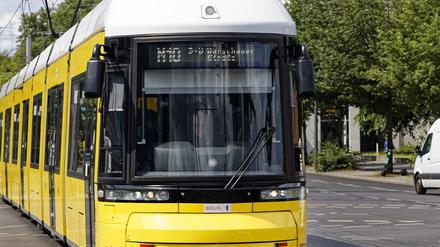 26-Jährige schwebte zeitweise in Lebensgefahr: Junge Frau in Berlin-Mitte von Straßenbahn angefahren