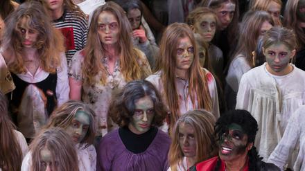Halloween: 150 Zombies tanzen zu „Thriller“ im Hamburger Hauptbahnhof