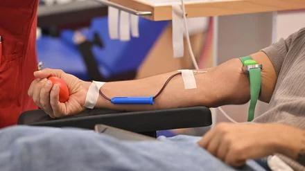 Gern auch im Kostüm: Halloween-Blutspende in Berlin mit besonderem Anreiz