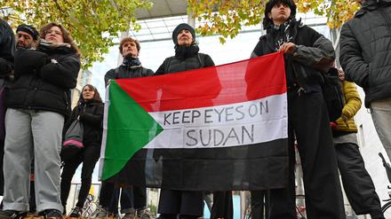 Protest am Auswärtigen Amt: Demonstranten in Berlin fordern „Stoppt den Krieg im Sudan“