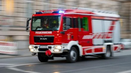 Feuerwehr-Einsatz: Mann bei Brand in Falkensee verletzt - Strom fällt aus