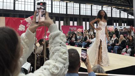 Zwischen Tüll und Träumen: So viel Liebe und Luxus stecken in Berlins Hochzeitsmesse