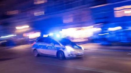Maskierte fliehen ohne Beute: Falsche Polizisten treten in Berlin Wohnungstür ein und bedrohen Männer