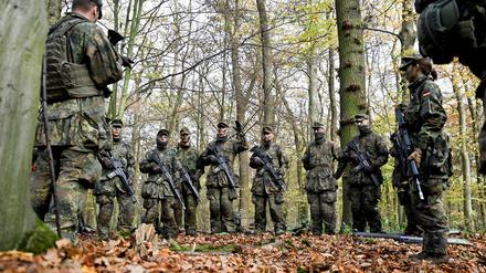 Bereitschaft zum Wehrdienst gering: Klare Mehrheit steht hinter verpflichtender Musterung aller jungen Männer