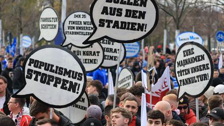 Vor Länderspiel in Leipzig: Tausende Fußballfans protestieren gegen Politik-Pläne