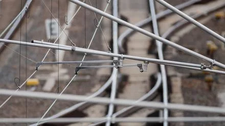 Lkw beschädigte Oberleitung: Verspätungen bei der Bahn zwischen Berlin und Dresden