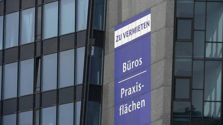 Kampf gegen Berlins Wohnungskrise: Ein Verein will leer stehende Büros zu Kurzzeit-WGs machen