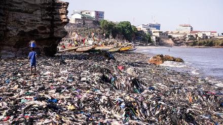 Kritik an Fast Fashion: Umweltschützer verschenken Kleidung von der Müllhalde