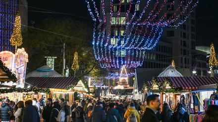 Advent: Heiße Getränke, eisige Bahnen - Start für Weihnachtsmärkte