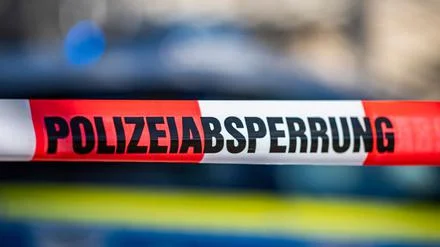 Einschussloch in Scheibe entdeckt: Unbekannte schießen auf Geschäft in Berlin-Schöneberg