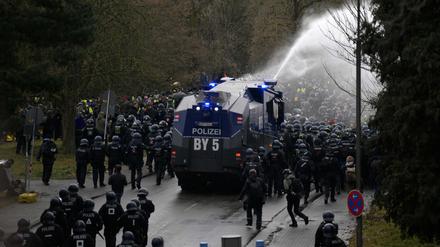 „Den Faschisten den Weg freigeprügelt“: Aktivisten erheben schwere Vorwürfe gegen Polizei nach AfD-Protest in Gießen
