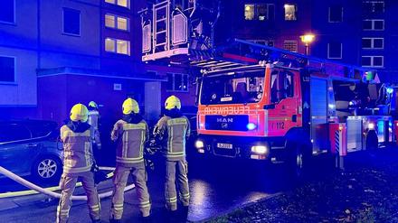 Berliner Feuerwehr im Einsatz: Wohnung im 10. Stock eines Hochhauses brannte