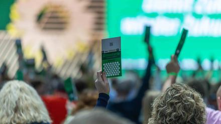 Stundenlange Diskussion auf Parteitag: Grüne fordern Taurus für die Ukraine und verpflichtende Musterungen