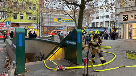 U-Bahnhof Schloßstraße: Polizei prüft fahrlässige Brandstiftung nach U-Bahn-Feuer