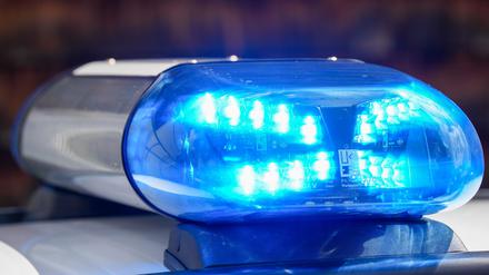 Bei Kontrolle wegen Waffen in Berlin-Spandau: Männer greifen in einer Kneipe Polizisten mit Glasflaschen an