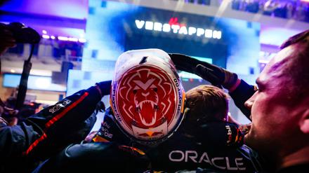 Titelvergabe vertagt: Verstappen gewinnt Formel-1-Rennen in Katar