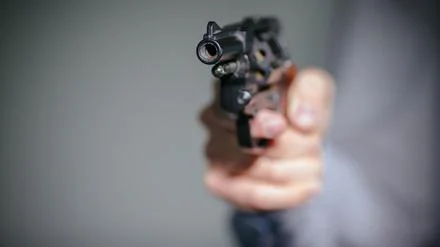 Drei gegen einen in Niederschöneweide: Unbekannte rauben Berliner mit Schreckschusswaffe aus