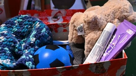 Wegner besucht Ehrenamtliche am Montag: Weihnachten im Schuhkarton – Freiwillige prüfen in Berlin