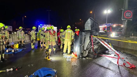 A111 nach Unfall wieder frei: Berliner Feuerwehr rettet eingeklemmten 79-Jährigen aus Auto