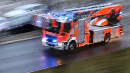 Kinder zündelten im Gebäude: Feuerwehr löscht Brand in Hellersdorfer Grundschule