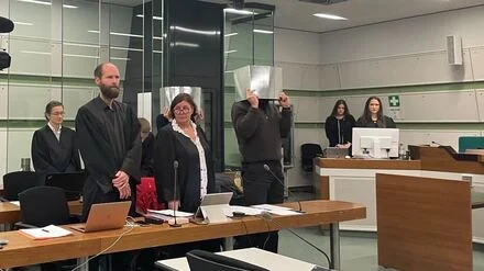 Meterlange Blutspur durch Prenzlauer Berg: Linke überfallen Neonazi zu Hause – der sticht zu