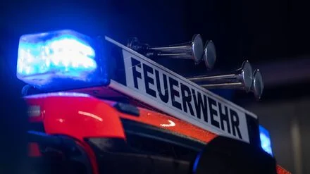 Unfall beim Einparken in Prenzlauer Berg: Autofahrerin f&auml;hrt Ehemann beim Rangieren an&nbsp;&ndash;&nbsp;77-J&auml;hriger im Krankenhaus