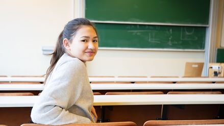 In der Schule &bdquo;durchgehend gelangweilt&ldquo;: Zw&ouml;lfj&auml;hrige Abiturientin beginnt VWL-Studium an Uni Bonn