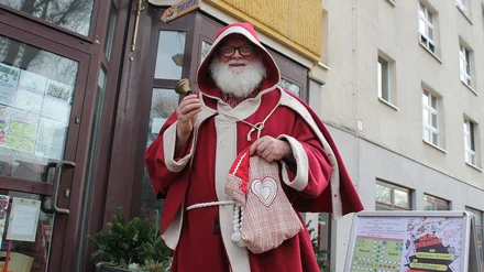 Hobby-Weihnachtsmann tourt durch Berlin-Hellersdorf: &bdquo;Bei mir ist alles echt: Haare, Bart und auch der dicke Bauch&ldquo;