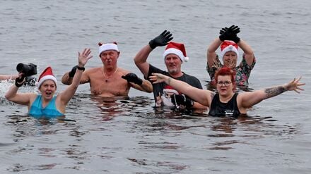 Weihnachtsbaden: &bdquo;Das Kribbeln danach&ldquo; - Schwimmer st&uuml;rzen sich in kalten See
