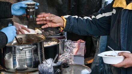 Aktion am Heiligabend: &bdquo;Keiner isst allein&ldquo; &ndash; Imbisse verteilen Gratis-Essen