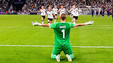 Das Jahr 2025 im Zeichen des Frauenfu&szlig;balls: Neben Rekorden bleiben unbequeme Fragen