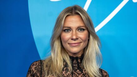 &bdquo;Er wei&szlig;, was er tut&ldquo;: &bdquo;Traumschiff&ldquo;-Gast gibt Filmkuss mit Silbereisen 10 von 10