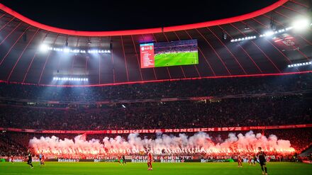 Champions League: Nach Pyro-Strafe: FC Bayern sperrt gro&szlig;e Teile der S&uuml;dkurve
