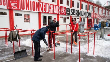 Fu&szlig;ball-Bundesliga: Union-Fans helfen Club beim Schneeschippen vor Mainz-Spiel