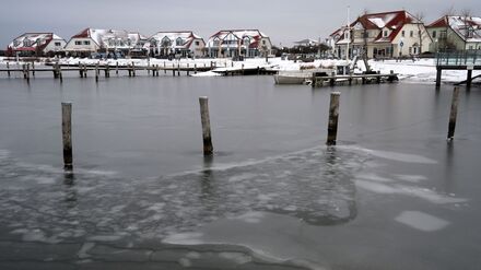 Wintereinbruch in Deutschland: Auto versinkt in Bayern in eisigem Wasser &ndash; Sturmflut-Warnung an der Ostseek&uuml;ste