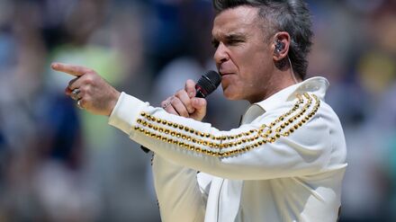 &bdquo;Britpop&ldquo; drei Wochen fr&uuml;her: Robbie Williams &uuml;berrascht mit fr&uuml;her Album-Ver&ouml;ffentlichung
