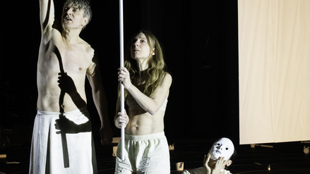 &bdquo;Antigone&ldquo; am Berliner Ensemble : Tyrannend&auml;mmerung zwischen Qual und Qu&auml;lerei