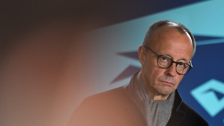 Aktuelles Politbarometer: Union weiter knapp vorn&nbsp;&ndash; deutliche Mehrheit gegen AfD-Minister&shy;pr&auml;sidenten