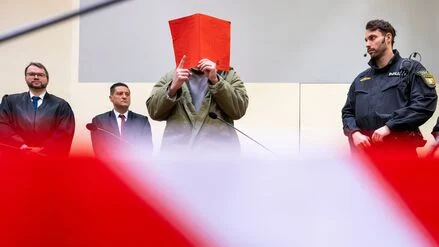 Schweigen und eine klare Geste: Angeklagter schweigt zu Anschlag auf Demo in M&uuml;nchen