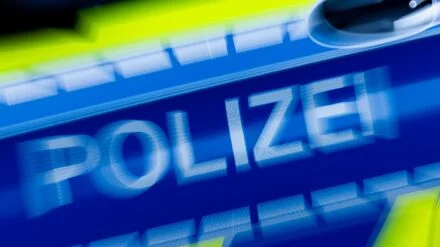 Auto &uuml;berschl&auml;gt sich mehrfach: Junge Frau bei Verkehrsunfall in Berlin-K&ouml;penick verletzt