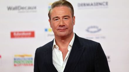 Leute: S&auml;nger Sasha bringt sein Kind mit Golfcart zur Schule