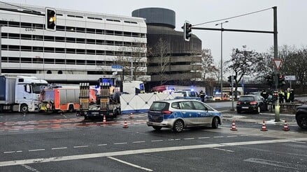 T&ouml;dlicher Unfall am Berliner ICC: Lkw &uuml;berrollt Rollerfahrerin auf dem Messedamm &ndash; Zeuge filmt