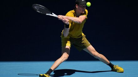 Australian Open: Trotz Hitze und Kr&auml;mpfen: Sinner in Melbourne weiter