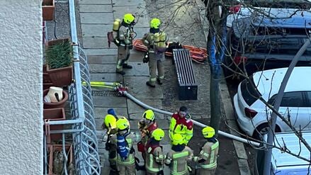 Kellerbrand in Prenzlauer Berg: Berliner Feuerwehr rettet Bewohner aus verqualmtem Wohnhaus