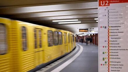 Ihm war etwas ins Gleisbett gefallen: 17-J&auml;hriger stirbt in Berliner U-Bahnhof an Stromschlag
