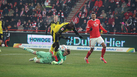 Hinten kompakt, Tore durch Standards: Borussia Dortmund schl&auml;gt Union mit den eigenen Waffen