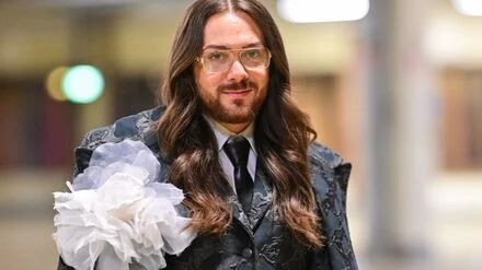 Leute: Riccardo Simonetti glaubt an die Krawatte